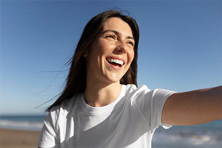 Mujer sonriendo con dientes blancos