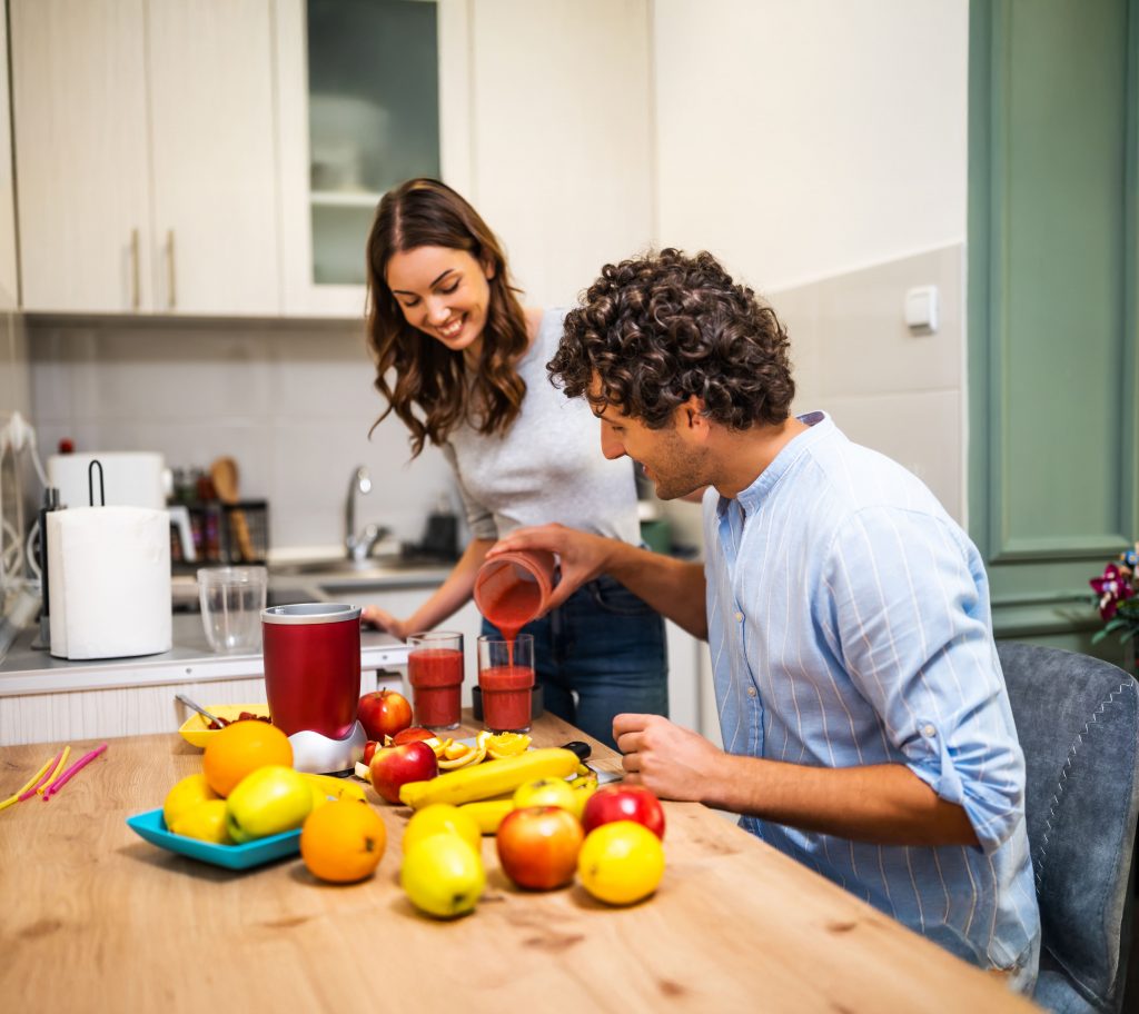 🌱 Pequeños Cambios, Grandes Resultados 1 couple having fun in kitchen 2025 11 12 16 34 28 utc 1